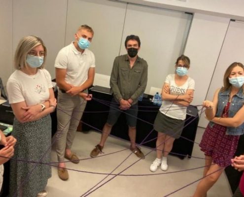 Quatre enseignantes de l’école Fénelon ont suivi une formation à Madrid dans le cadre du projet Erasmus. Le thème était le développement des compétences entrepreneuriales chez les élèves comme au sein de l’équipe éducative. Initié l’année dernière, le projet Erasmus + « Citoyens 2020, sur la route de l’Europe?! » de l’école primaire Fénelon se poursuit et a récemment donné lieu à de bons moments de partage d’expérience à Madrid, où quatre enseignantes sont parties une semaine se former aux compétences entrepreneuriales. Elles ont ainsi pu étudier les hard skills liées à des connaissances techniques et les soft skills, relevant de la connaissance que l’on a de soi-même intrinsèquement et dans la relation avec l’autre. Aider les élèves à mieux se connaître Empathie, intelligence émotionnelle, assertivité, négociation, esprit critique ou encore esprit d’équipe font donc partie de ces compétences bien utiles dans le milieu scolaire. Elles ont également été initiées aux pratiques agiles qui mettent en avant la collaboration entre des équipes autoorganisées et pluridisciplinaires et s’appuient sur l’utilisation d’un cadre méthodologique léger, mais suffisant centré sur l’humain et la communication. Si ces compétences et ces outils concernent les adultes créateurs d’entreprise, ils sont à développer dès le plus jeune âge dans la gestion de projet et le travail de groupe par exemple. Quand le service civique permet aux jeunes du Puy-de-Dôme de se réaliser et de rebondir Ils trouvent donc naturellement leur place à l’école pour aider les élèves à mieux se connaître, à identifier leurs points forts et leurs points faibles, à porter un regard positif sur leur camarade, sur des situations problèmes, à faire preuve de créativité et à trouver leur place au sein d’un groupe. Le projet Erasmus + se prolongera sur l’année scolaire 2021-2022, par la découverte d’écoles en Allemagne et en Italie, avec la poursuite de la formation des enseignants dans les domaines informatiques et linguistiques.