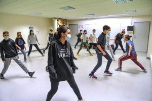 Répétition : dans la pièce que les collégiens joueront à Ankara, les danses sont travaillées avec la compagnie Daruma et les parties chantées avec le professeur de musique, Sabine Puyet. © Francis CAMPAGNONI