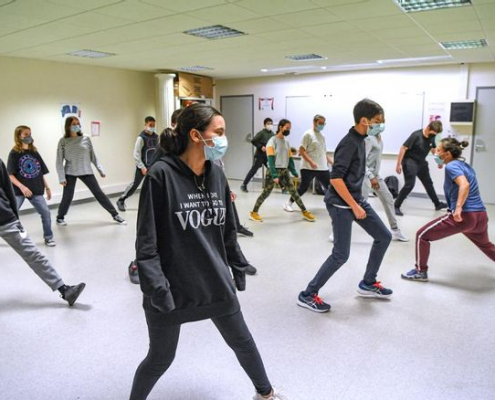 Répétition : dans la pièce que les collégiens joueront à Ankara, les danses sont travaillées avec la compagnie Daruma et les parties chantées avec le professeur de musique, Sabine Puyet. © Francis CAMPAGNONI