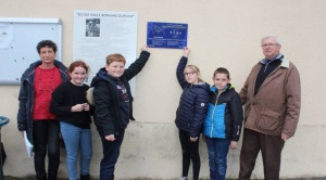 Enseignants, élus et élèves ont dévoilé la plaque du programme Chloeris, du projet Erasmus + en partenariat avec la Grèce et la Bulgarie. | OUEST-FRANCE