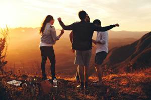 Quatre Personnes Debout Au Sommet De La Montagne Herbeuse