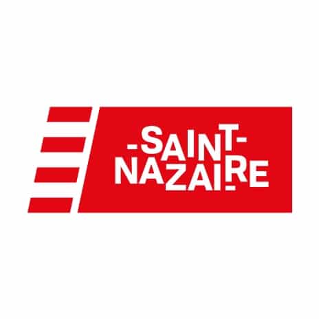 Logo de la ville de Saint-Nazaire, un rectangle rouge avec des bandes blanches et le nom de la ville écrit en blanc.
