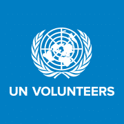Logo officiel du programme des Volontaires des Nations Unies (UN Volunteers), sur fond bleu vif, affichant l'emblème blanc de l'ONU (projection cartographique flanquée de rameaux d'olivier) au-dessus du texte « UN VOLUNTEERS » en capitales blanches.