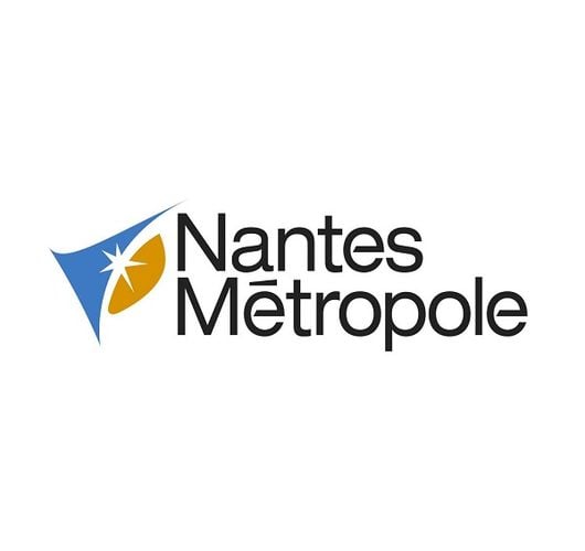 Logo officiel de Nantes Métropole présentant un symbole graphique bleu et jaune avec une étoile blanche à gauche du texte.