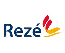 Logo officiel de la ville de Rezé avec le nom en bleu marine et un emblème stylisé rouge et jaune évoquant une flamme ou une aile.