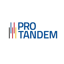 Logo de ProTandem composé de lignes verticales colorées (bleu, rouge, jaune, noir) à gauche, suivies du texte « PRO TANDEM » en bleu sur deux lignes à droite.